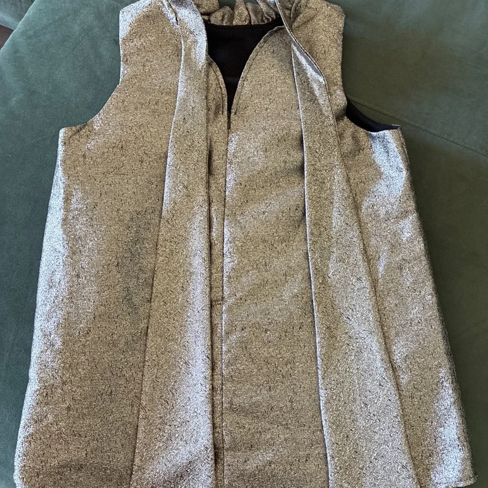 Tuckernuck Pomander Place Gold metallic Mason blouse L - Picture 15 of 15